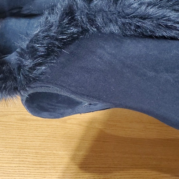 Northen Angel Faux Fur Trimmed Hooded Sleeveless Fringed Top - Picture 4 of 10